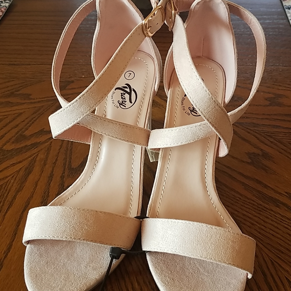 New Womens sz 7 Trary Ankle Strap Block Heels